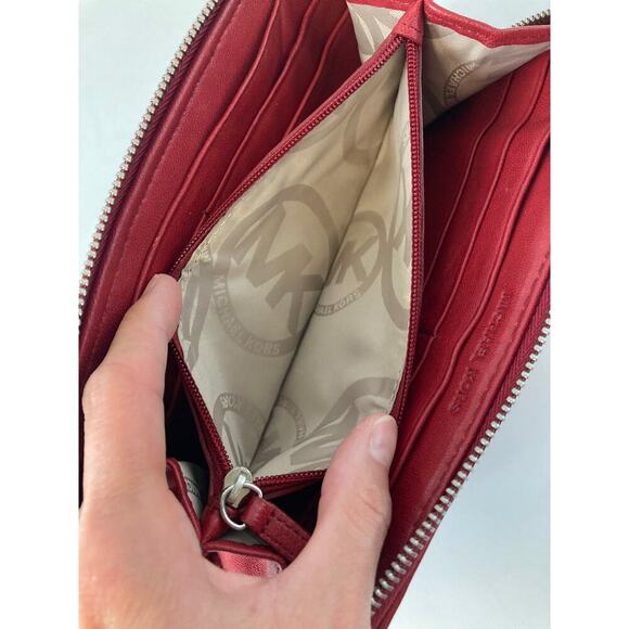 MICHAEL KORS, LARGE RED LEATHER QUILTED ZIP AROUND WALELT - Picture 15 of 16